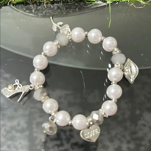 Elegant Silver and White Pearl Bracelet with Heart Charms - Picture 1 of 4